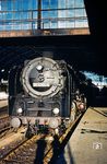 01 2204 ist mit D 176 aus Dresden in Berlin Ostbahnhof eingetroffen. Der heutige Ostbahnhof wurde als Frankfurter Bahnhof erbaut und hat seinen Namen so oft gewechselt wie kein anderer Berliner Bahnhof. Insbesondere sind die Namen Berlin Schlesischer Bahnhof (1881–1950) und Berlin Hauptbahnhof (1987–1998) bekannt. Die häufige Namensänderung führte auch zu Verwechslungen mit dem heutigen Berliner Hauptbahnhof oder auch mit dem alten Ostbahnhof. (29.06.1976) <i>Foto: Dr. Uwe Knoblauch</i>