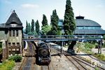 44 0576 vom Bw Eberswalde rollt mit einem Güterzug durch den S-Bahnhof Berlin Pankow-Heinersdorf. Rechts der letzte in Deutschland gebaute Rundlokschuppen aus dem Jahr 1893. Seit dem Abriss des Rundlokschuppens in Paderborn 1978 existieren in Deutschland gerade noch zwei Bauten dieser Art. Neben dem Gebäude in Pankow befindet sich ein zweites Rundhaus auf dem Rangierbahnhof in Berlin-Rummelsburg. Hier wie dort ist der Zustand dieser einmaligen Industriedenkmäler äußerst kritisch. Würden sie nicht beide unter Denkmalschutz stehen, hätte die Deutsche Bahn als Eigentümer sie vermutlich schon längst abgerissen. Für das Bauwerk in Rummelsburg wurde bereits 2010 ein Abrissantrag gestellt, der allerdings abgelehnt wurde.  (09.1978) <i>Foto: Dr. Uwe Knoblauch</i>