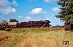 50 0014 (ex 50 2214, ex 50 3594)  mit einem Gasdruck-Kesselwagenzug bei Biesenthal zwischen Eberswalde und Bernau. (30.06.1977) <i>Foto: Dr. Uwe Knoblauch</i>