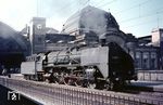 01 2226 (Bw Berlin-Ostbahnhof) vor der majestätischen Halle des Dresdner Hauptbahnhofs.  (19.08.1971) <i>Foto: Joachim Claus</i>