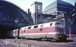 Die Dresdner 118 142 mit einem Personenzug in Dresden Hbf. (19.08.1971) <i>Foto: Joachim Claus</i>