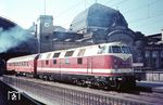 DR 118 226 (Bw Dresden) rangiert einen Schlafwagen in Dresden Hbf. Zeitlich könnte es sich um die Bereitstellung eines Wagens für den D 56 "Pannonia-Express" (Berlin Ostbahnhof - Sofia) handeln. Links dampft übrigens die fast gleichnamige 01 226. (19.08.1971) <i>Foto: Joachim Claus</i>