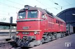 DR 120 026 vom Bw Reichenbach vor 142 101 in Dresden Hbf. (19.08.1971) <i>Foto: Joachim Claus</i>