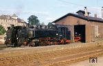 Vor dem Schuppen in Radebeul Ost warten 99 1784 und 99 1786 auf neue Aufgaben. (1974) <i>Foto: Joachim Claus</i>