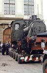 Überführung der 98 7056 (Hartmann, Baujahr 1886) in das Verkehrsmuseum Dresden. Die sächsische VII T gehörte bis 1964 zum Bw Dresden-Altstadt und wurde dann dem Vm Dresden übergeben. Sie war lange Jahre Bestandteil der Dauerausstellung, heute ist sie im Museumsdepot im ehemaligen Bw Dresden-Altstadt hinterstellt und wird vom Eisenbahnmuseum Bw Dresden-Altstadt betreut. (1971) <i>Foto: Joachim Claus</i>