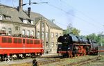 Am 23. Januar 1984 wurde die "neue" DR-Traditionslokomotive 01 531 im Rahmen einer Hauptuntersuchung im Raw Meiningen wieder auf Kohlefeuerung zurückgebaut. Die Betreuung der im März 1984 fertiggestellten Lok übernahm die neu ins Leben gerufene "IG Traditionslokomotive 01 1531-1 des Bw Saalfeld". Hier wartet sie zusammen mit 211 025 im Bw Leipzig Hbf West auf einen Sonderzugeinsatz. (1989) <i>Foto: Joachim Claus</i>