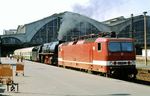 243 803 und Traditionslok 01 1531 warten vor einem Sonderzug in Leipzig Hbf. (1989) <i>Foto: Joachim Claus</i>