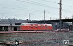 V 180 007 vom Bw Berlin-Karlshorst in abweichender Lackierungsvariante im Raw „Wilhelm Pieck“ Karl-Marx-Stadt (Chemnitz). Über der Maschine sieht man die 1997 außer Betrieb genommene Raw-Brücke (auch Werkstättenviadukt genannt), die die Verbindung zwischen dem Güterbahnhof Küchwald sowie der Riesaer Strecke mit dem Rangierbahnhof Hilbersdorf realisierte. (1968) <i>Foto: Joachim Claus</i>