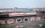 Die Karlshorster V 180 029 zeigt sich mit einer Schwesterlok vor einem Schnellzug im Dresdener Hauptbahnhof in der damals aktuellen Farbgebung mit zwei Zierstreifen. (04.1965) <i>Foto: Gerhard Illner</i>