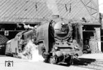 01 2066 (Bw Dresden) fährt mit einem Schnellzug in Dresden-Neustadt an. Heute befindet sich die Lok im Bayerischen Eisenbahnmuseum in Nördlingen. (03.1975) <i>Foto: Horst G. Lehmann</i>