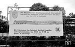 Einen besonderen Gruß an die Teilnehmer der DMV-Sonderfahrt mit 02 0201 hatten die Eisenbahner des Bahnhofs Hettstedt vorbereitet. (14.05.1977) <i>Foto: Burkhard Wollny</i>