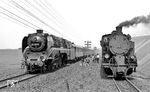 Zwischen Hettstedt und Siersleben gab es eine arrangierte Begegnung zwischen dem Sonderzug mit 02 0201 und der Lok 6 der Mansfelder Bergwerksbahn. (14.05.1977) <i>Foto: Burkhard Wollny</i>