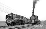 Begegnung zwischen der mit 180 km/h schnellsten betriebsfähigen Dampflok der Welt und Lok 6 der Mansfelder Bergwerksbahn, die 35 km/h schaffte. (14.05.1977) <i>Foto: Burkhard Wollny</i>