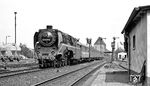 02 0201 erreicht mit ihrem Sonderzug aus Halle/S. den Zielbahnhof Sangerhausen. (14.05.1977) <i>Foto: Burkhard Wollny</i>