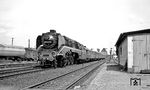 02 0201 fährt mit ihrem Sonderzug in Sangerhausen ein. (14.05.1977) <i>Foto: Burkhard Wollny</i>