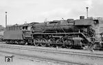 44 0338 hat im heimatlichen Bahnhof Sangerhausen als Schiebelok an einem Güterzug angesetzt. Die frühere 44 1338 war im August 1942 als ÜK-Lok an die RBD Oppeln, Bw Gleiwitz überwiesen worden. Ihre Ölhauptfeuerung hatte sie im Dezember 1965 erhalten. Im Oktober 1982 wurde die Lok zur provisorischen mobilen Heizanlage PmH 10 für das Bw Eisenach umgebaut und in den Stand der technischen Anlagen (TA) umgesetzt. Später kam sie zur IGE Werrabahn, heute befindet sie sich beim Verein Sächsisches Eisenbahnmuseum in Chemnitz-Hilbersdorf. (14.05.1977) <i>Foto: Burkhard Wollny</i>