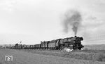 An der Blockstelle Steinberg zwischen Sangerhausen und Riestedt geht es für 44 0194 mit einem Güterzug bergwärts. (14.05.1977) <i>Foto: Burkhard Wollny</i>