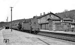 44 0504 (Bw Sangerhausen) rollt mit einem Güterzug durch den Bahnhof Riestedt in Richtung Sangerhausen. (14.05.1977) <i>Foto: Burkhard Wollny</i>