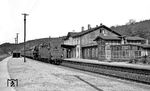 44 0504 mit dem schönen Bahnhofsensemble von Riestedt, das heute bahntechnisch keine Bedeutung mehr hat.  (14.05.1977) <i>Foto: Burkhard Wollny</i>