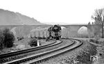 01 0513 rollt mit P 4004 aus Saalfeld an der Autobahnbrücke bei Maua dem nächsten Halt in Göschwitz entgegen. (05.1977) <i>Foto: Burkhard Wollny</i>