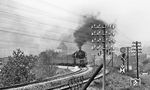 01 0519, die den E 802 aus Sonneberg von einer 95er in Saalfeld übernommen hatte, in der großen Kurve hinter dem Bahnhof Saalfeld. (05.1977) <i>Foto: Burkhard Wollny</i>