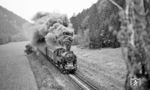 95 0005 mit P 18005 nach Sonneberg, der sich bestens mit dem Auto verfolgen ließ, zwischen Unterloquitz und Marktgölitz. Für die Westfotografen wurde auch schon mal (unnützerweise) an der Ölzufuhr gedreht. (05.1977) <i>Foto: Burkhard Wollny</i>