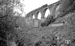 Eine ungewöhnliche Perspektive auf das Piesau-Viadukt (258 m) bei Lichte mit 95 0005 vor P 18005 nach Sonneberg. (05.1977) <i>Foto: Burkhard Wollny</i>