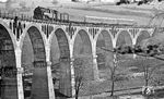 95 0024 mit dem P 18005 auf dem 30 m hohen Piesau-Viadukt bei Lichte. (05.1977) <i>Foto: Burkhard Wollny</i>