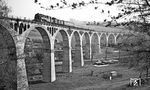 Zwischen Lichte Ost und Lichte wurde das Tal der Piesau mit einem 258 m langen Viadukt überquert, das gerade von 95 0024 mit P 18005 nach Sonneberg befahren wird. (05.1977) <i>Foto: Burkhard Wollny</i>