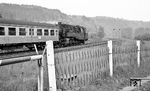 Am 21. Juni 1973 trat der sog. Grundlagenvertrag zwischen der Bundesrepublik und der DDR in Kraft und führte unter anderem zu Verbesserungen im grenznahen Reiseverkehr, auch „kleiner Grenzverkehr“ genannt. Dieser beinhaltete die Möglichkeit des Besuchs von Bundesbürgern aus grenznahen Landkreisen in ebenfalls grenznahe Kreise der DDR. Zu den freigegebenen Übergängen gehörte auch Ludwigsstadt/Probstzella. Ab 05. Juli 1973 verkehrten die grenzüberschreitenden Nahverkehrszüge E 2002 (Ludwigsstadt – Saalfeld) und abends zurück der E 2007 (Saalfeld – Lichtenfels). Zunächst verkehrten die Züge täglich, aufgrund schlechter Auslastung ab Herbst 1973 dann nur noch Mittwochs, Samstags und Sonntags. Ab dem Winterfahrplan 1976/77 entfiel dann auch der Mittwoch als Verkehrstag. Der obligate Mindestumtausch von 25.- DM West im Kurs 1:1 in 25.- Mark Ost plus Visagebühren für die Einreise in die DDR waren wohl abschreckend genug, eine Tagestour vorzunehmen. 95 0045 wartet hier mit dem wie immer fast leeren E 2002 nach Saalfeld in Kaulsdorf eine Zugkreuzung ab. (05.1977) <i>Foto: Burkhard Wollny</i>
