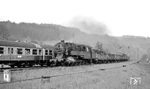 Selbst die wenigen Fahrgäste des E 2002 (Ludwigsstadt - Saalfeld) wunderten sich wohl, dass man einem Güterzug in Kaulsdorf die Vorfahrt gewährte. (05.1977) <i>Foto: Burkhard Wollny</i>