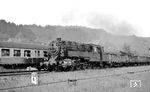 95 0037 rollt mit ihrem Güterzug an dem im Bahnhof Kaulsdorf wartenden E 2002 nach Saalfeld vorbei. (05.1977) <i>Foto: Burkhard Wollny</i>