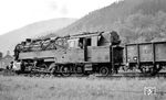 95 0037 mit einem Güterzug aus "Westwagen" in Kaulsdorf auf dem Weg zum Grenzbahnhof Probstzella. Die Lok wurde am 21.01.1924 in Weimar in Dienst gestellt und wurde anschließend in der RBD Erfurt mehrfach zwischen Suhl, Probstzella und Arnstadt hin- und hergereicht. Ab Oktober 1953 war sie dann bis zur ihrer Ausmusterung am 16.06.1978 in Probstzella beheimatet. (05.1977) <i>Foto: Burkhard Wollny</i>