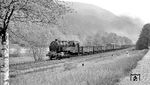 Zwischen Hockeroda und Unterloquitz nahm 95 0037 mit dem Dg nach Probstzella wieder Fahrt auf. Die autoleere F 85 war hier damals noch gepflastert. (05.1977) <i>Foto: Burkhard Wollny</i>