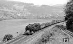 Das Planum des 1946 abgebauten zweiten Gleises der Frankenwaldbahn ist hier bei Oberloquitz noch gut zu erkennen. Von der seit 1939 hier befindlichen Oberleitung ist allerdings nichts mehr zu sehen. 95 0037 dampft in Richtung Probstzella am Fotografen vorbei. Der Wiederaufbau der Strecke im Zustand vor 1945 fand erst nach der Wiedervereinigung statt. (05.1977) <i>Foto: Burkhard Wollny</i>