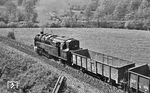 Mit einem Gruß verabschiedet sich das Lokpersonal der 95 0037 bei Oberloquitz. (05.1977) <i>Foto: Burkhard Wollny</i>