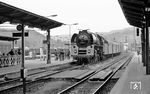 01 0519 stellt im Bahnhof Saalfeld einen Personenzug nach Leipzig bereit. (04.1977) <i>Foto: Burkhard Wollny</i>