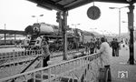 Die Eisenbahn erreichte Saalfeld am 20. Dezember 1871 mit der Bahnstrecke aus Gera. Schon 1874 wurde die Saalebahn von Naumburg über Jena nach Saalfeld in Betrieb genommen, die Frankenwaldbahn nach Hochstadt-Marktzeuln folgte 1885. Damit wurde Saalfeld zum bedeutendsten Bahnknoten im Südosten Thüringens. Am 01. Juni 1897 ging das Bahnbetriebswerk Saalfeld mit 12 Lokständen und einer 16 m Drehscheibe in Betrieb. 1939 wurde das Bw teilweise auf E-Lokunterhaltung umgestellt, ein Teil der Hallengleise mit Fahrdraht überspannt. 14 E-Loks (zwei E 18, zehn E 44 und zwei E 94) gehörten zum Saalfelder Bestand. 1945 waren Bahnhof und Bw zu 80 % zerstört. Seit Anfang der 1970er Jahre war die Baureihe 01.5 in Saalfeld heimisch. Noch 1980 waren 16 ölgefeuerte 01.5 im Bestand. Eine Ölknappheit Anfang der 1980er Jahre sorgte dann nochmals für den kurzzeitigen Einsatz von kohlegefeuerten Altbau-01. Nach der Wende versank das Bw Saalfeld in die Bedeutungslosigkeit. Mit der Inbetriebnahme der Schnellfahrstrecke Nürnberg–Erfurt im Dezember 2017 verlor der Bahnhof zudem seinen Status als Systemhalt des DB-Fernverkehrs. Eine ersatzweise Verdichtung des Regionalverkehrs fand nicht statt. Auch die geplante Elektrifizierung nach Gera - Leipzig wurde nie verwirklicht. (05.1977) <i>Foto: Burkhard Wollny</i>