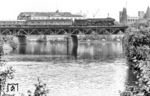 Die Saalfelder 01 0501 mit dem Autoreisezug D 1100 aus München Ost am Humboldt-Hafen auf der Stadtbahn am Lehrter Bahnhof, der damaligen Grenze zwischen West- und Ost-Berlin. (07.1976) <i>Foto: Karsten Risch</i>