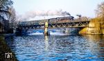 01 0505 mit dem D 337 aus Hamburg überquert die Spree hinter dem Stadtbahnbahnhof Berlin-Bellevue in Richtung Osten. Der Pfeil auf dem S-Bahn-Schild zeigt die Richtung zum Bahnhof Bellevue an. Im Hintergrund ist die Moabiter Brücke zu sehen. (02.1974) <i>Foto: Karsten Risch</i>