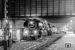 Nur freitags vom 25.07. bis 07.08.1975 verkehrte der Autoreisezug D 1101 nach München Ost, der im Sommerfahrplan 1975 mit einer Saalfelder 01.5 bespannt war. Im Bahnhof Berlin Zoologischer Garten (Foto) stand er gegen 20.45 Uhr für den Zustieg der Fahrgäste (ohne Auto). Die Abfahrt im Bahnhof Zoo erfolgte um 20.53 Uhr, das Verladen der Autos in Berlin-Wannsee bis 21.10 Uhr, die Abfahrt in Wannsee um 21.35 Uhr. Ab Probstzella lief der Zug bei der DB unter der Nummer D 9501.  (25.07.1975) <i>Foto: Karsten Risch</i>