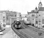 Die Saalfelder 01 0501 fährt mit dem Autoreisezug D 1100 aus München Ost in Berlin Zoologischer Garten ein. Die Autotransportwagen blieben in Berlin-Wannsee stehen. (07.1975) <i>Foto: Karsten Risch</i>
