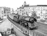 Einfahrt des Autoreisezuges D 1100 aus München Ost mit 01 0501 in Berlin Zoologischer Garten. Die Saalfelder Lok hatte den Zug in Probstzella übernommen und fuhr die gut 300 km bis Berlin durch. (07.1975) <i>Foto: Karsten Risch</i>