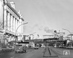 Berlin Kantstraße: Eine Wittenberger 01.5 (wahrscheinlich 01 0504) fährt aus dem Bahnhof Zoologischer Garten mit dem D 336 nach Hamburg aus. Im Theater des Westens (links) wird gerade "Die Csárdas Fürstin" mit Marika Rökk aufgeführt. (03.1975) <i>Foto: Karsten Risch</i>