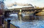 01 0508 überquert mit D 337 aus Hamburg die Spree hinter dem Stadtbahnbahnhof Berlin-Bellevue in Richtung Osten.  (02.1974) <i>Foto: Karsten Risch</i>