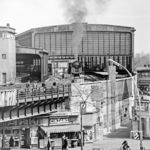 Um 10.45 Uhr startet der D 1332 nach Hamburg mit 01 0508 aus Berlin Zoologischer Garten. Links im S-Bahnhof ist eine S-Bahn aus Spandau angekommen. Das Foto entstand von der obersten Parkdeckebene des Parkhauses an der Kantstraße. (04.1976) <i>Foto: Karsten Risch</i>