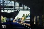 Begegnung auf der Stadtbahn im Bahnhof Berlin-Bellevue zwischen 01 0510 (Bw Wittenberge) vor D 1332 nach Hamburg und dem D 302 aus München mit einer 118. (1976) <i>Foto: Karsten Risch</i>