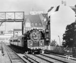 Die Wittenberger 01 0510 beschleunigt den D 336 nach Hamburg auf der Stadtbahn am Bahnhof Berlin-Savigniplatz. (1976) <i>Foto: Karsten Risch</i>