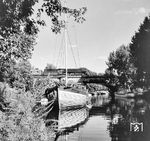 01 0517 mit dem D 336 aus Hamburg auf der Brücke über den Landwehrkanal kurz vor dem S-Bahnhof Tiergarten. (1976) <i>Foto: Karsten Risch</i>