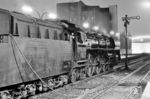01 0520 vom Bw Saalfeld beim Wassernehmen im Bahnhof Berlin Zoologischer Garten. Anschließend ging es mit dem Autoreisezug D 1101 nach München Ost bis Probstzella. (12.1974) <i>Foto: Michael Behr, Slg. K. Risch</i>